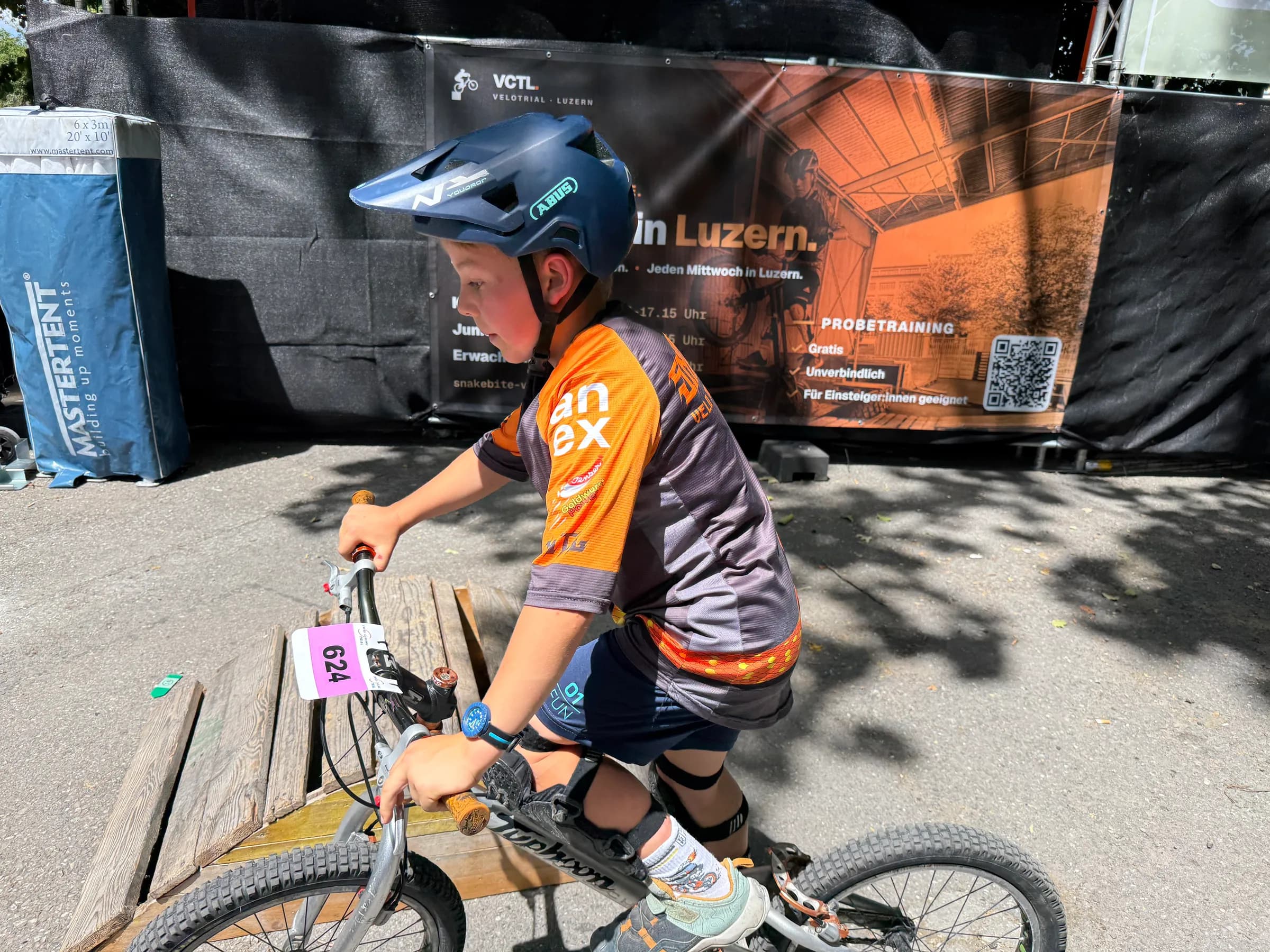 Junger VCTL-Fahrer konzentriert auf dem Trialbike
