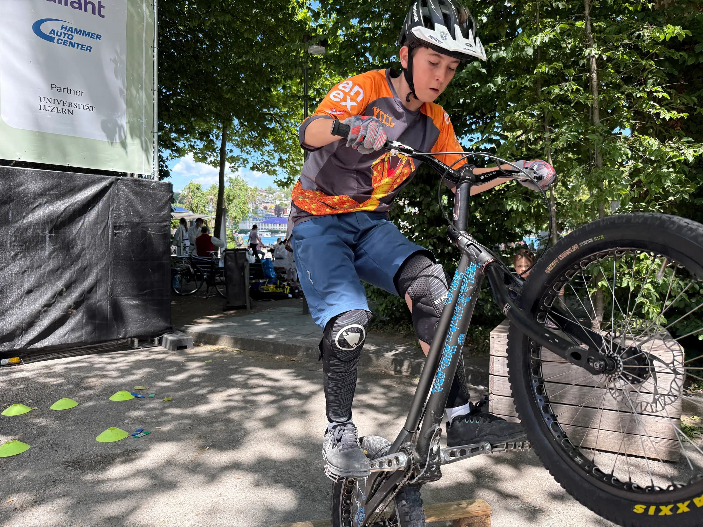 VCTL-Fahrer balanciert im Trial-Parcours